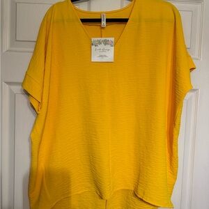 Zenana Woman’s Oversized Yellow V-Neck Short Sleeve Top